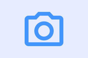 Retrato gigante de menina morta na guerra de Gaza é estendido em praia de Barcelona